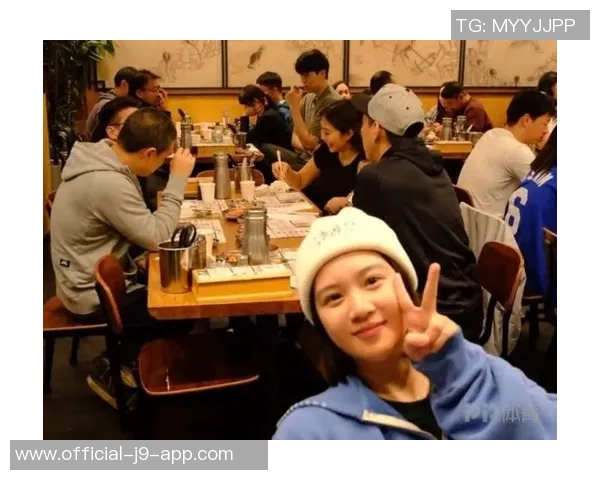 杨瀚森赛后与女友及团队聚餐洛杉矶韩料店共享夜宵时光