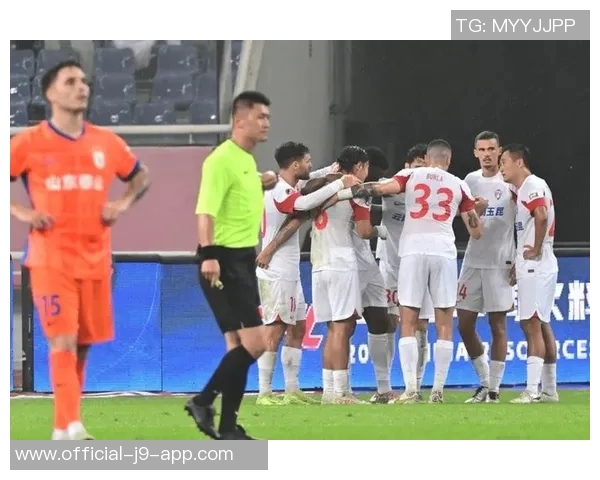 神奇扑救！王大雷在第18分钟成功挡住叶楚贵的近距离头球射门