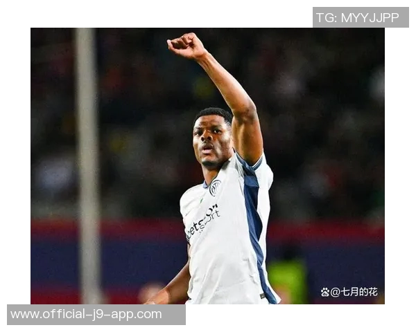 邓弗里斯不满被换下怒砸皮球表情郁闷引发关注