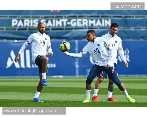 米利唐与姆巴佩亲密合影分享兄弟情深瞬间引发球迷热议