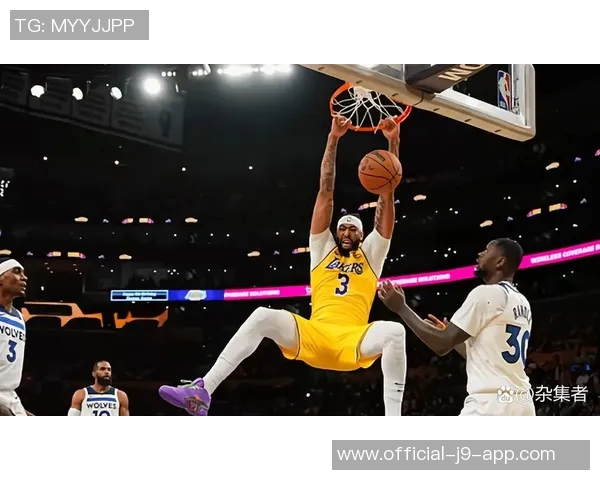 弗菲表现出色6投3中贡献12分3篮板1助攻1盖帽展现实力 弗菲表现出色6投3中贡献12分3篮板1助攻1盖帽展现实力