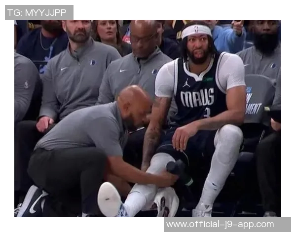 浓眉在训练营增重13斤展现更强壮体态引发球迷热议 浓眉在训练营增重13斤展现更强壮体态引发球迷热议