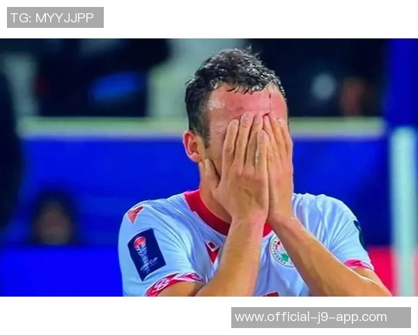 米切尔赛后失落情绪明显罕见不接受采访专注手机发呆状态引发关注